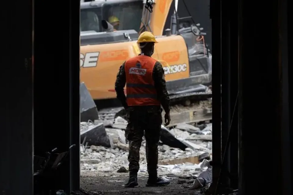 Un rescatista en la discoteca Jet Set, en Santo Domingo (República Dominicana)|Foto: EFE/Orlando Barría Aumentan la cifra de fallecidos a 221 tras el derrumbe de la discoteca de Santo Domingo