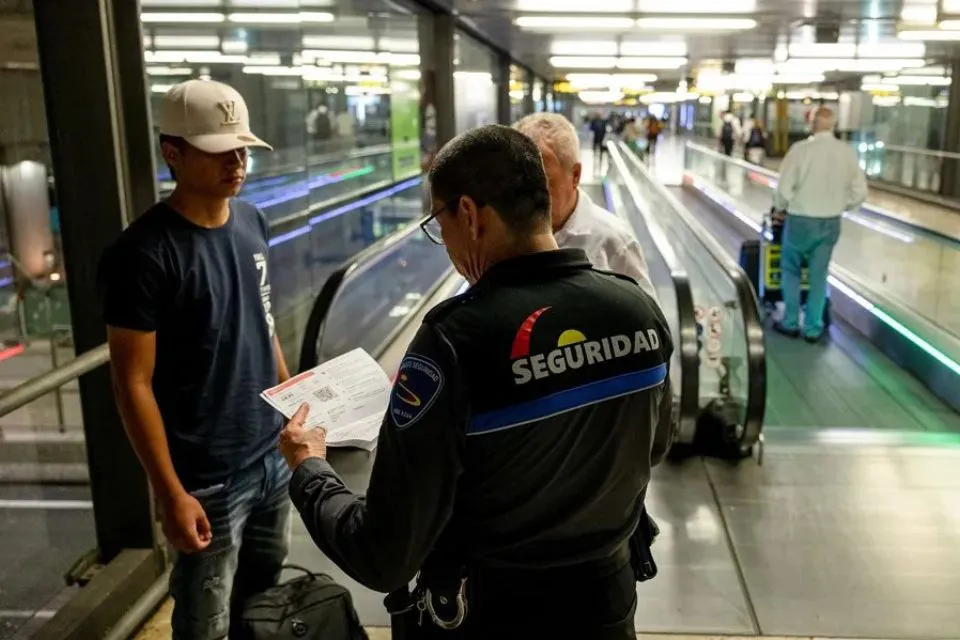 Controles en Barajas|Foto: EFE/Daniel González