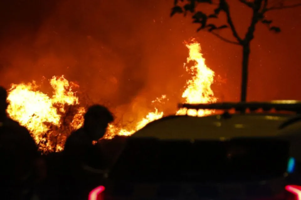 Incendios forestales en España|Foto: La Vanguardia  Incendios forestales en España: un fallecido, miles de hectáreas arrasadas y evacuaciones masivas 
