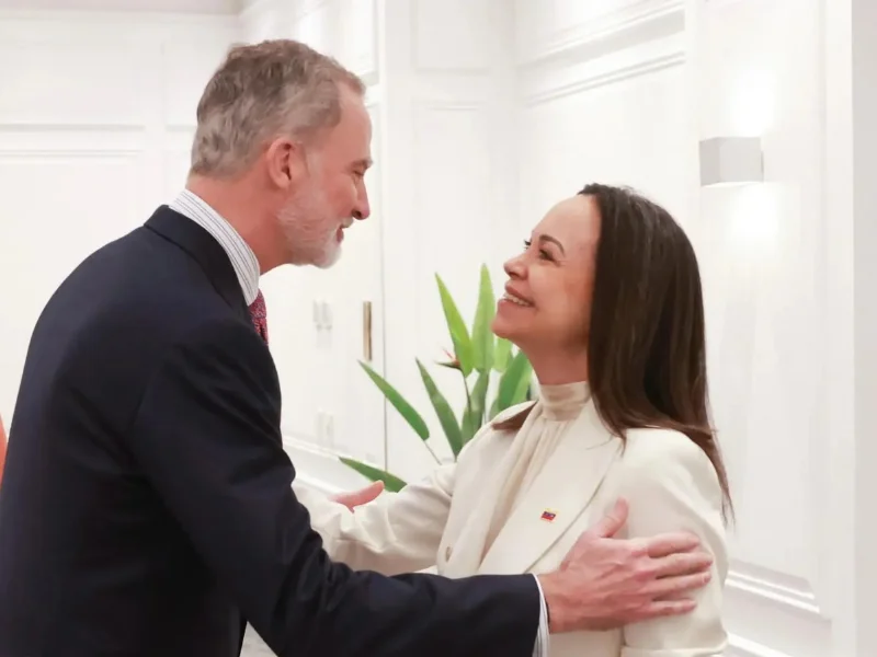 el-rey-felipe-vi-saludando-a-la-lider-venezolana-maria-corina-machado-en-santiago-de-chile|Foto: El Español 