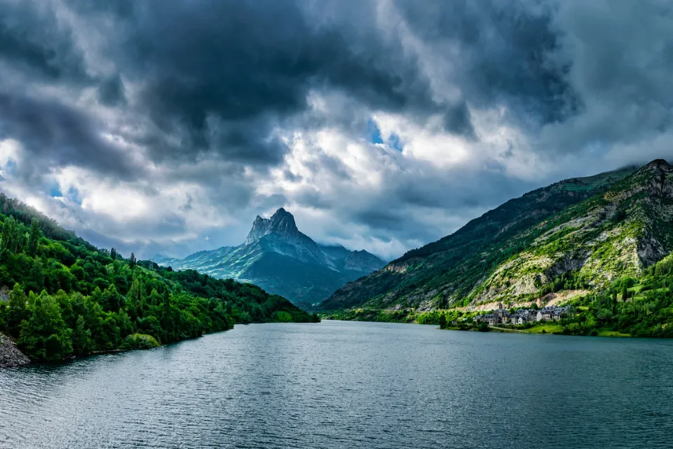 Descubre un hermoso pueblo entre montañas que parece de Disney