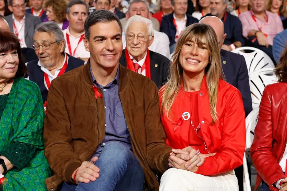 El presidente del Gobierno, Pedro Sánchez (c), y su mujer Begoña Gómez (d). EFE/Julio Muñoz