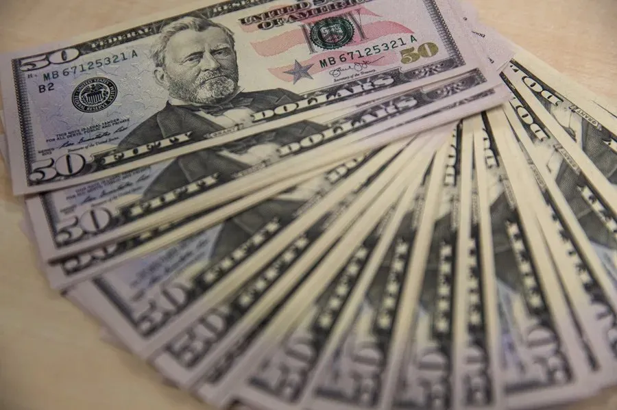 Billetes de 50 dólares|Foto: EFE/Sebastiao Moreira Nuevo récord: la deuda global supera los 324 billones de dólares en el primer trimestre 
