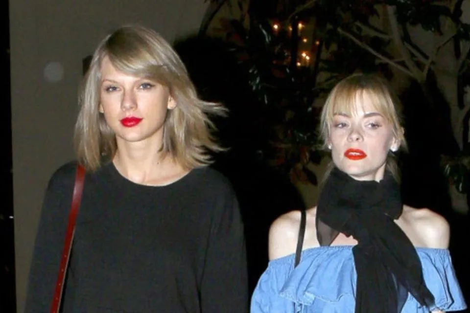 Taylor Swift y la actriz Jaime King|Foto: ABC/GTRES Taylor Swift: recluida y en una «crisis personal cada vez más grave»