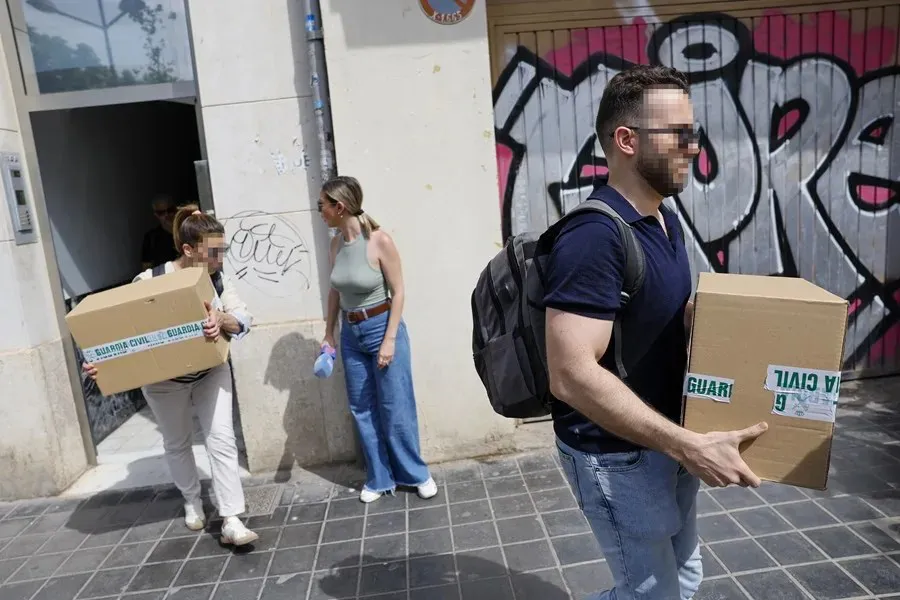 Agentes de la OCU salen de la casa del exministro José Luis Ábalos|Foto: EFE/Ana Escobar