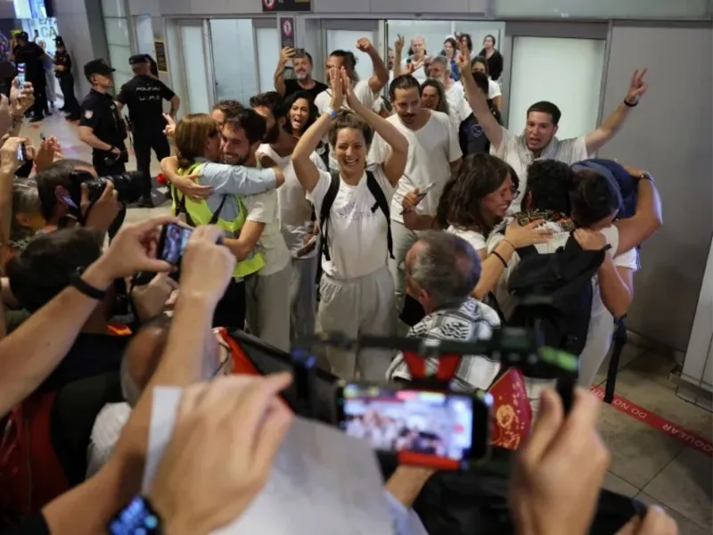 Activistas de la Flotilla Global Sumud a su llegada al aeropuerto de Madrid|Foto: CNN/Thomas Coex/AFP/Getty Images