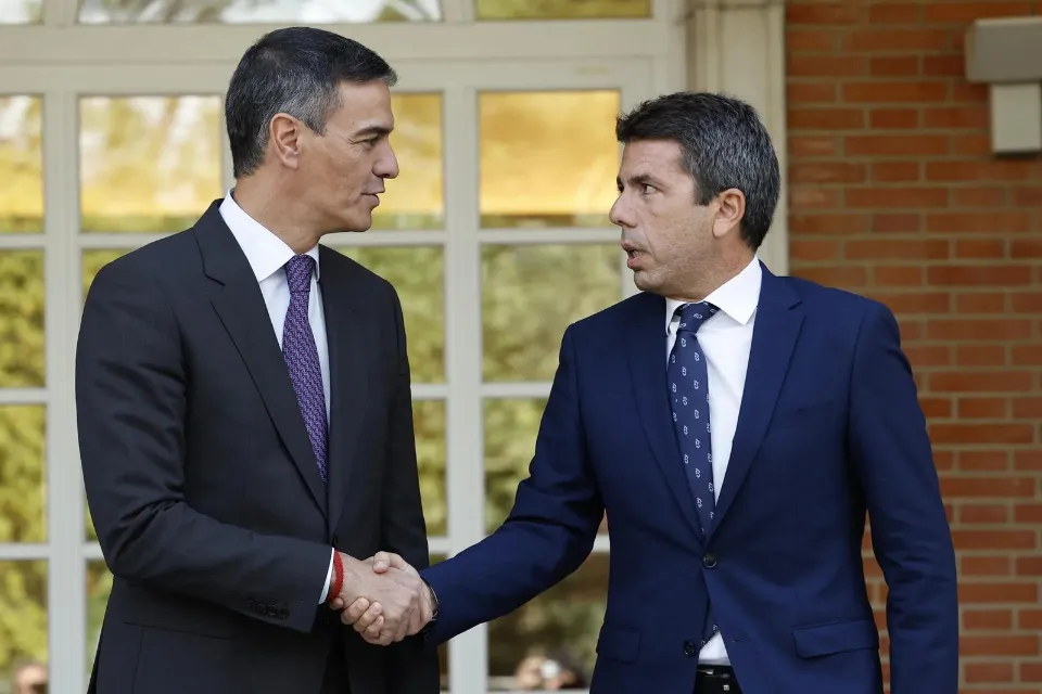 El presidente del Gobierno, Pedro Sánchez y el president de la Generalitat, Carlos Mazón|Foto: EFE/Chema Moya Mazón pide a Sánchez una reunión urgente sobre la recuperación tras la Dana