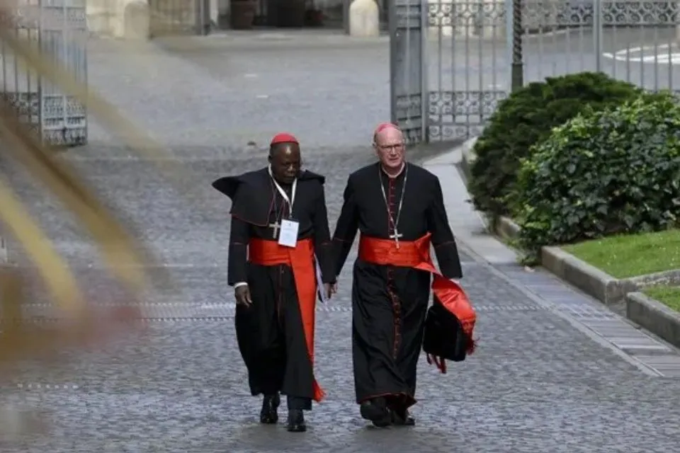Dos cardenales|Foto: EFE/Estado Vaticano/Mario Tomassetti El cónclave para elegir al nuevo Papa iniciará el 7 de mayo
