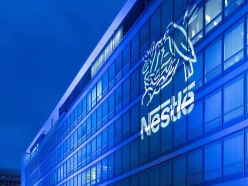 Nestlé despedirá a 16.000 empleados para acelerar su automatización global|Foto: Xataka  Nestlé despedirá a 16.000 empleados, en su mayoría administrativos, como parte de un plan global de automatización y ahorro liderado por su nuevo CEO