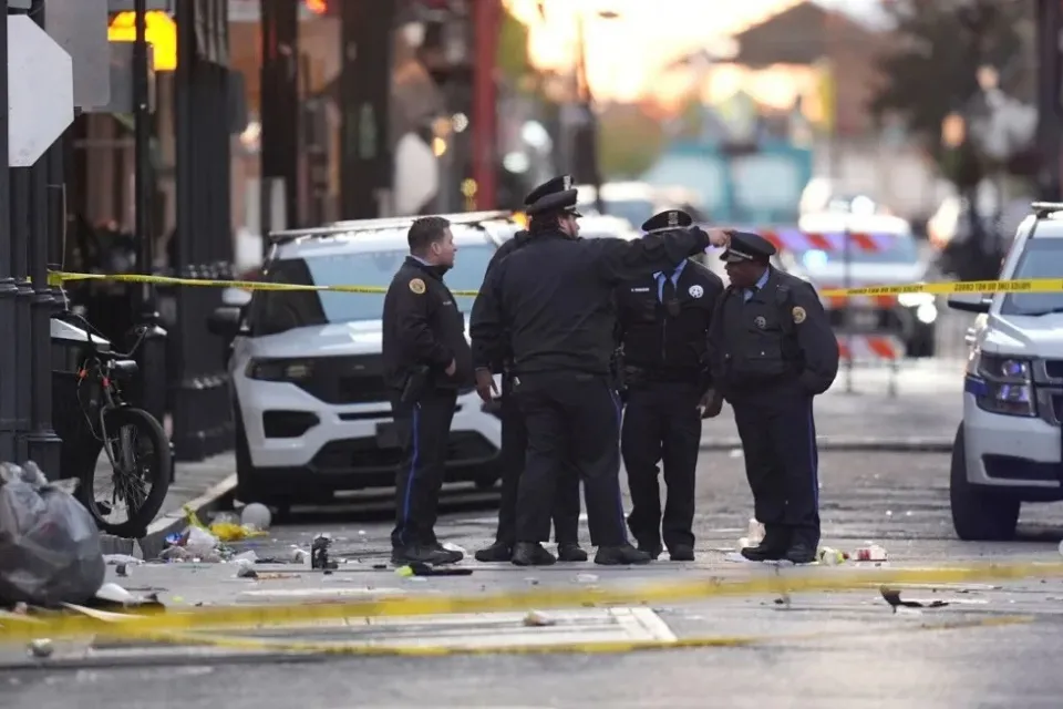Personal de seguridad se reúne en la calle Bourbon- Nueva Orleans - atropello múltiple - CNN/AP Photo/Gerald Herbert