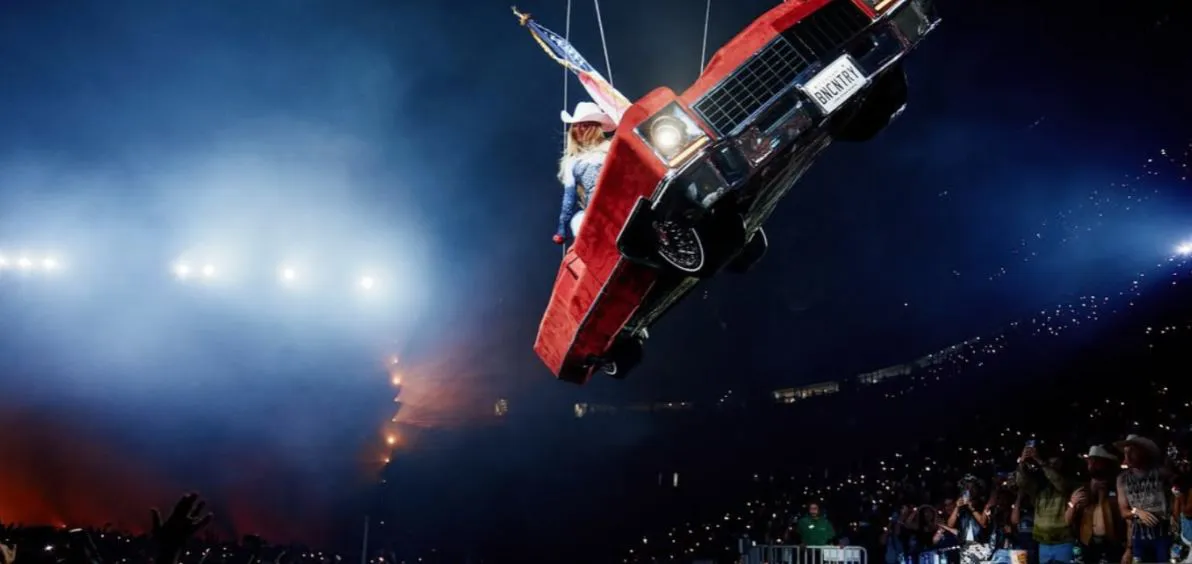 Beyoncé apoyada en un auto durante el espectáculo en Houston|Foto: Instagram/Beyoncé