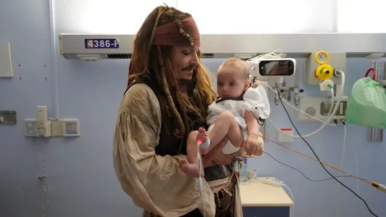 Jack Sparrow - Johnny Depp y niños en el Hospital de San Sebastián EFE-Irekia