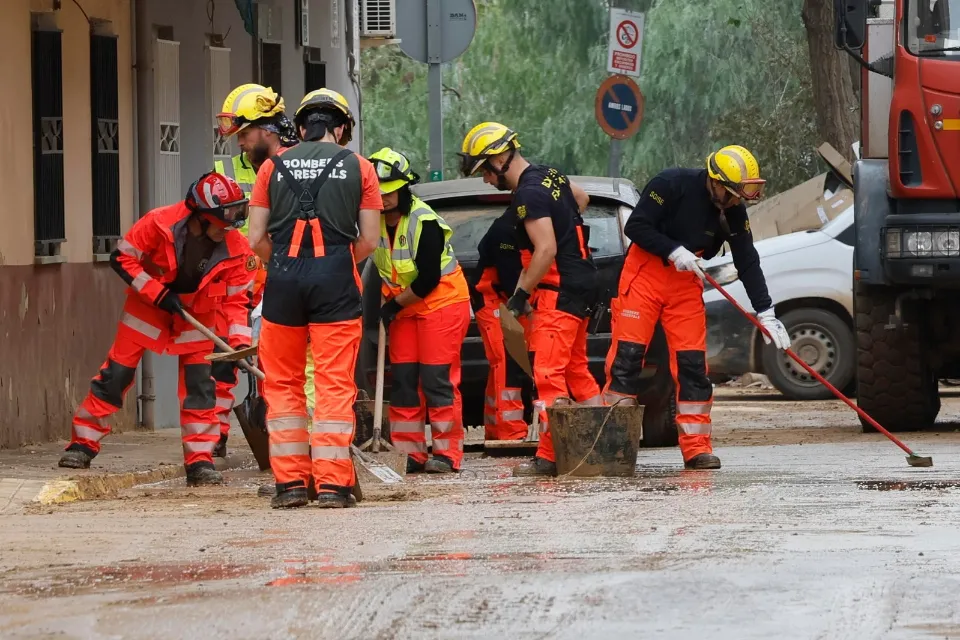 Emergencias el 29 de octubre (Bomberos limpian lodo de la calle)|EFE Jose Manuel Vidal