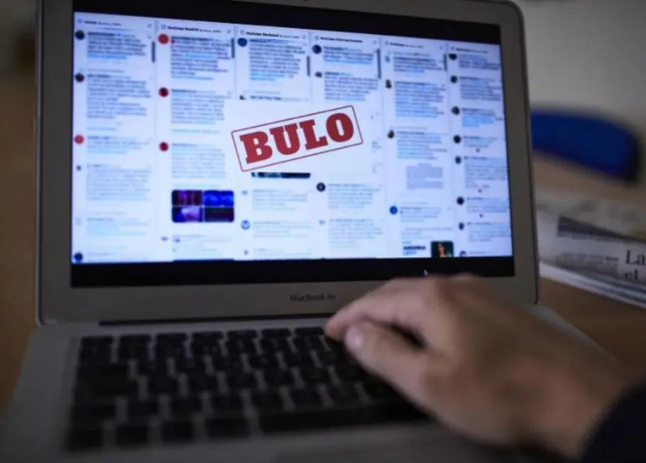 Monitor de ordenador con la palabra “Bulo” en pantalla, símbolo de alerta sobre desinformación digital
