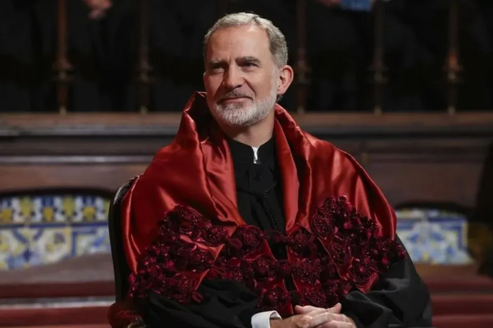 El rey Felipe VI, investido doctor honoris en una ceremonia en la Universidad de Coimbra|Foto: EFE/EPA/Paulo Novais Felipe VI pide asumir la Europa de la seguridad y la defensa



