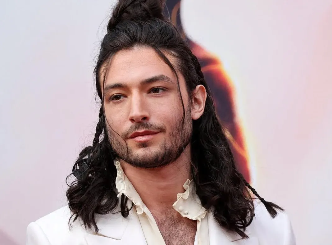 Ezra Miller|Foto: Instagra / @ezramillerflash El controvertido actor Ezra Miller anuncia su regreso al cine con un proyecto personal escrito junto a Lynne Ramsay, mientras reflexiona sobre sus escándalos pasados y su lucha con la salud mental.