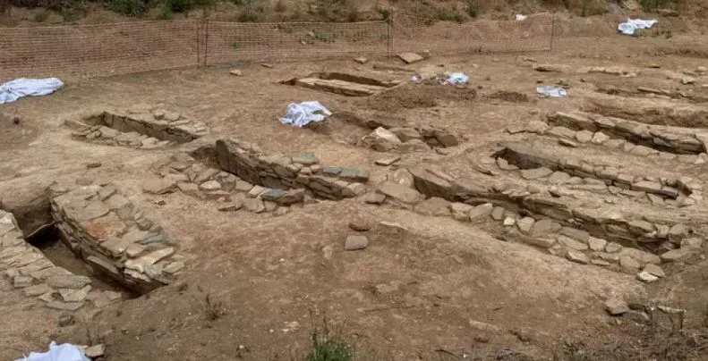 Descubren 60 enterramientos romanos en Villafranca de los Barros (Badajoz)|Foto: Ana Picón / EFE Hallan en Villafranca de los Barros (Badajoz) 60 tumbas romanas junto a la Vía de la Plata, un yacimiento excepcional que revela nuevos datos sobre la romanización rural en Extremadura, con enterramientos desde el siglo I al IV d.C. que muestran diversidad social y ritual.