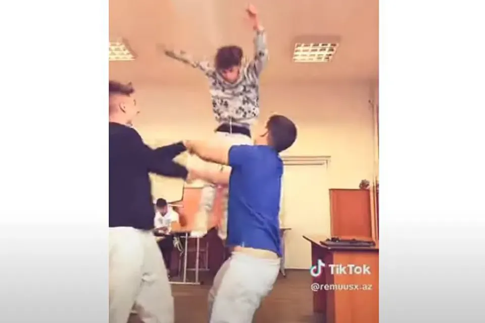 Un chico sale despedido tras hacer el Superman Challenge- El Mundo/@remuus-az