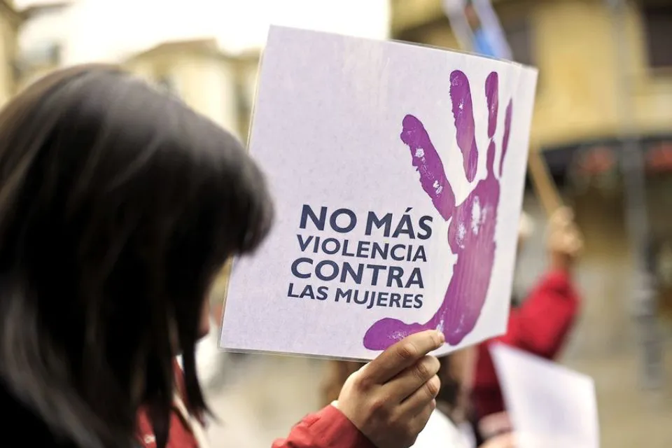 Un cartel contra la violencia de género|EFE VILLAR LÓPEZ