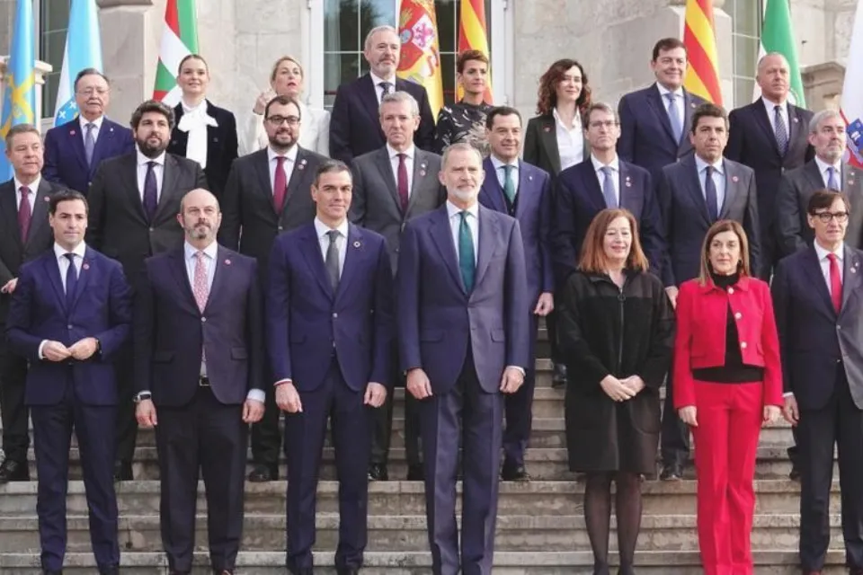 Rey Felipe VI - Pedro Sánchez- foto de familia a su llegada a la XXVII Conferencia Presidentes- Europa Press/Xuan Cueto