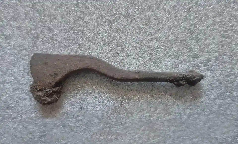 Instrumento de trepanación descubierto en el yacimiento celta. Foto: National Geographic / Bartłomiej Kaczyński