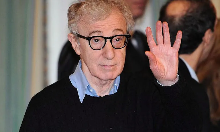 Woody Allen sale en fotos con el delincuente Jeffrey Epstein|Foto: EPA/ Claudio Onorati Las imágenes, publicadas por demócratas de la Cámara de Representantes, muestran al director en un entorno social con Jeffrey Epstein y Steve Bannon, renovando el escrutinio sobre las relaciones del financiero.