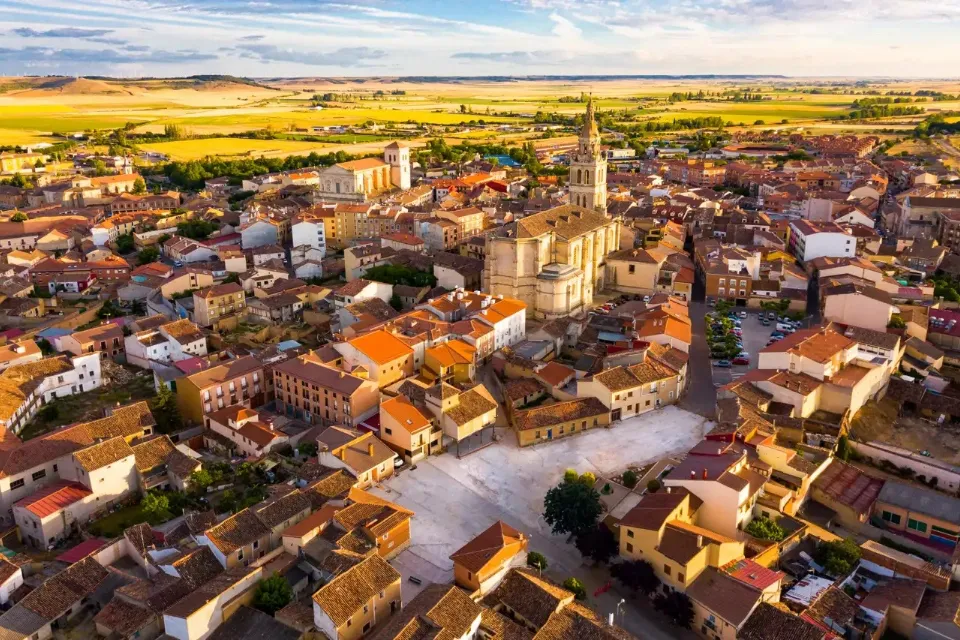El pueblo más bonito para viajar en Castilla y León|Foto: Nat Geo/Adobe Stock El pueblo más bonito para viajar este abril está en Castilla y León, según Nat Geo


