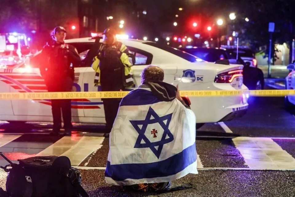 Un hombre con una bandera israelí en Washington|Foto: EFE/EPA/Will Oliver Dos empleados de la Embajada de Israel en EEUU fueron asesinados a tiros en Washington

