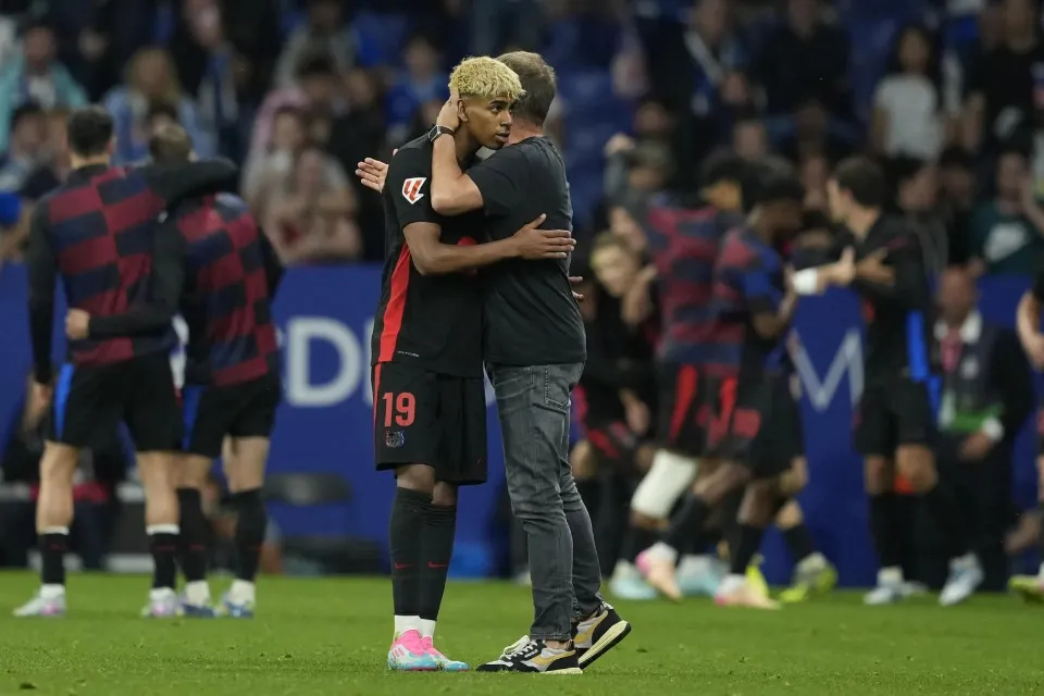 El delantero del FC Barcelona, Lamine Yamal y el técnico alemán Hansi Flick|Foto: EFE/Alejandro García El Barcelona se llevó un derbi y un título de Liga al derrotar al Espanyol