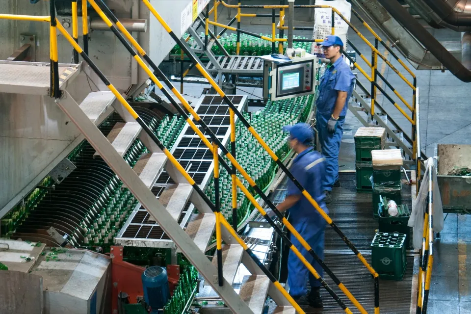 El paro bajó en mayo de los 2,5 millones El paro bajó en mayo de los 2,5 millones y el empleo rompe récords con 21,8 millones de afiliados