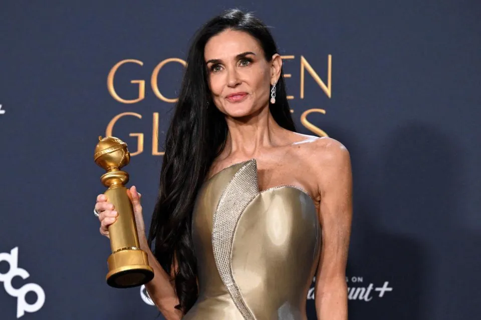 Demi Moore con su Globo de Oro por 'La sustancia' El Diario.es/Getty