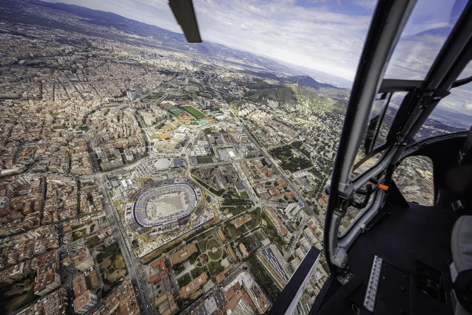 Perspectiva desde el helicóptero sobrevolando el Spotify Camp Nou|Foto: EFE/FC Barcelona El FC Barcelona ofrece recorridos en helicóptero sobre los enclaves del club
