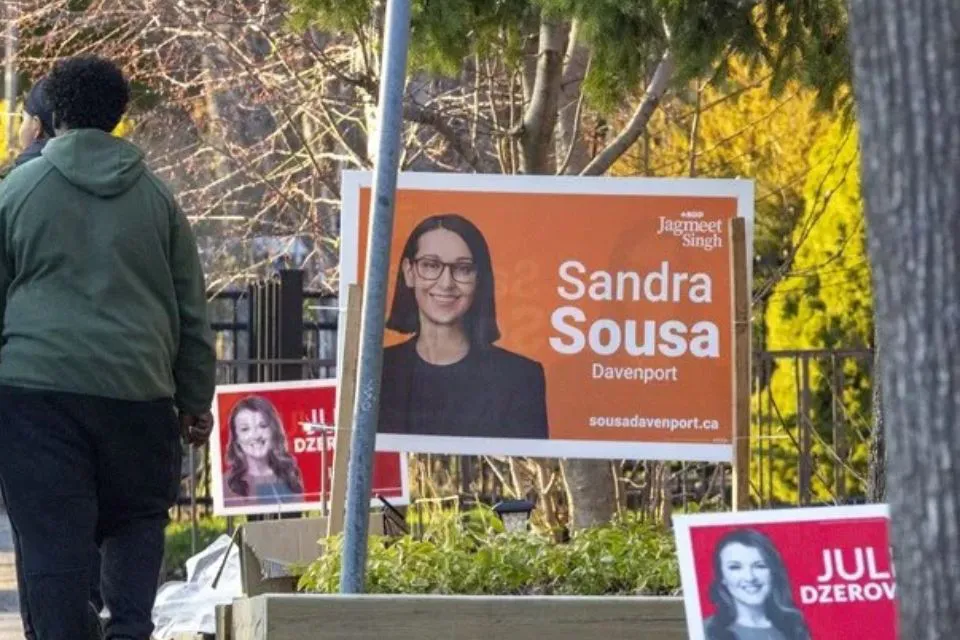 Una propaganda electoral de la liberal Julie Dzerowicz y la socialdemócrata Sandra Sousa, en Canadá|Foto: EFE/J.C. Rivas Canadá empieza a votar en unas elecciones legislativas marcadas por Trump y sus amenazas