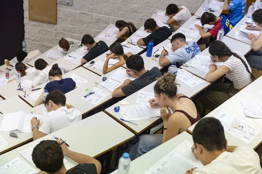 Alumnos de bachillerato, durante el examen de la PAU|Foto: EFE/Marcial Guillén Siete universidades públicas y una privada encabezan el ranking de rendimiento