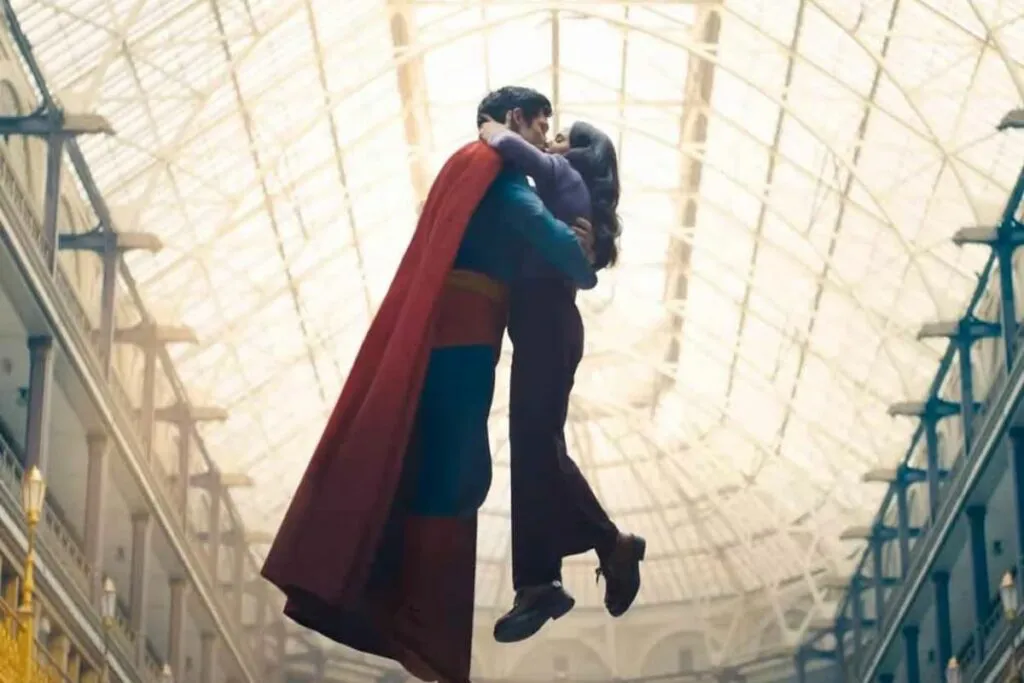 Superman (David Corenswet) y Lois Lane (Rachel Brosnahan) en la icónica escena del beso|Foto: IMBD / DC Studio