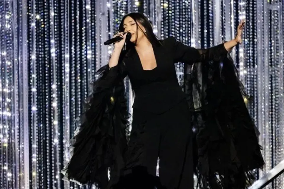 La israelí Yuval Raphael interpreta la canción «New Day Will Rise» en Eurovisión|Foto: EFE/EPA/Georgios Kefalas