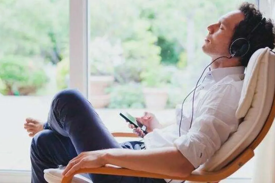 Persona escucha musica con audífonos - El Economista/Dreamstime