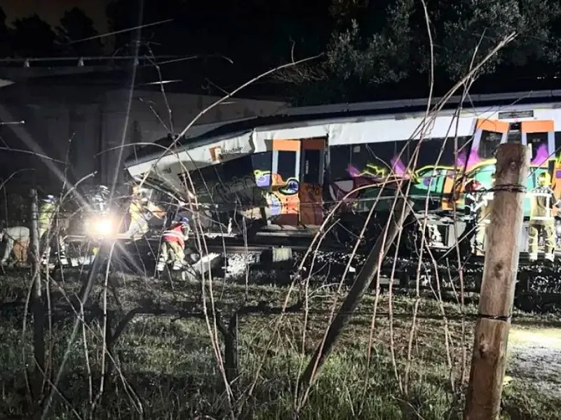 operarios-de-emergencias-junto-al-vagon-descarrilado-en-gelida-barcelona|Foto: El Mundo/@fitjordi La colisión de un tren de la R4 contra un muro en Gelida deja un fallecido y 30 heridos. El temporal colapsa la red ferroviaria catalana con múltiples incidentes
