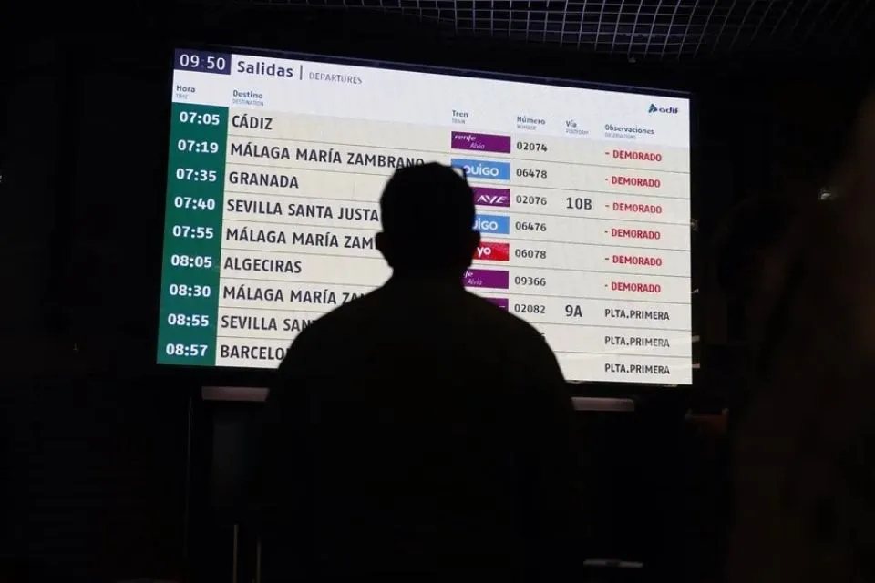 Viajero afectado por cancelaciones del AVE en la Estación de Tren de Atocha|Foto: EFE/Rodrigo Jiménez