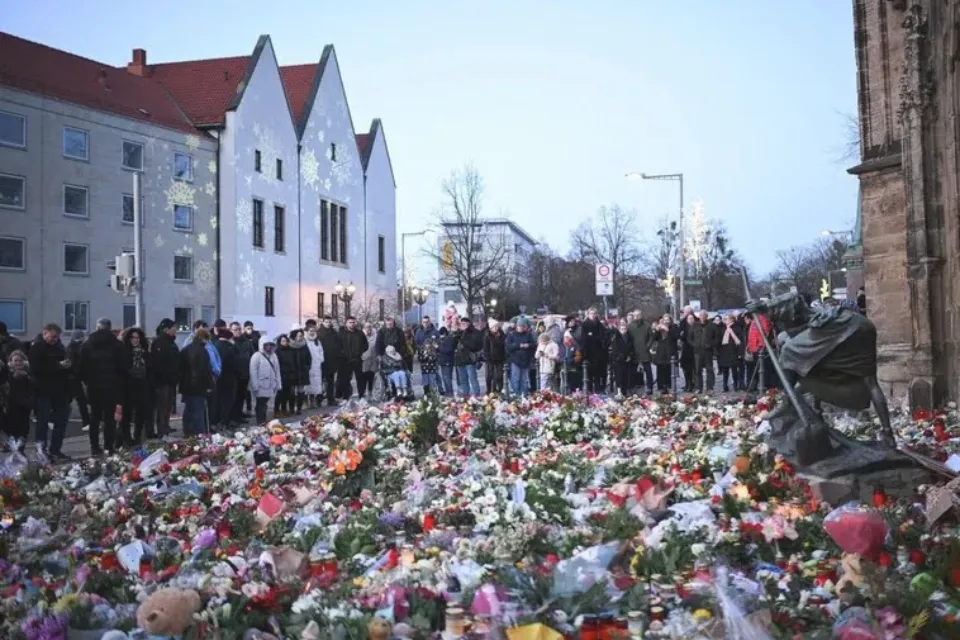 Alemania - Ofrenda de flores por las víctimas del atropello masivo en el mercado navideño de Magdeburgo Foto: Reuters
