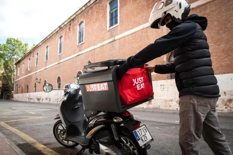 Un repartidor de comida a domicilio de la empresa Just Eat en una imagen de archivo . EFE/Fernando Villar