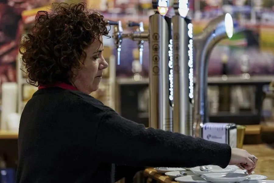 Una mujer trabaja en una cafetería|Foto: EFE/Nacho Gallego