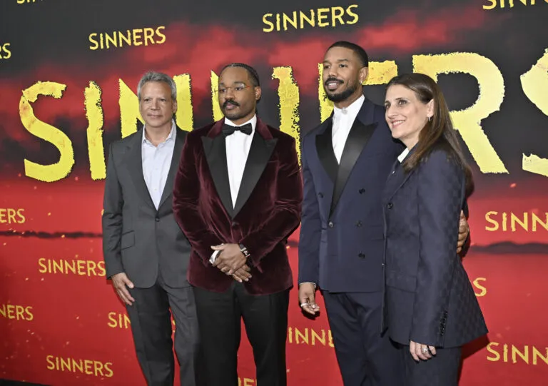 Mike De Luca, Ryan Coogler, Michael B. Jordan y Pam Abdy en la alfombra roja de "Sinners" | Foto: Evan Agostini/AP