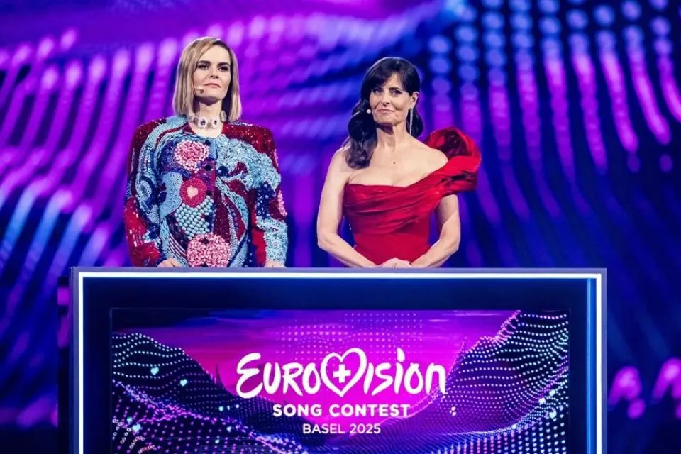 Las presentadoras del Festival de Eurovisión Hazel Brugger y Sandra Studer|Foto: EFE/EPA/Georgios Kefalas