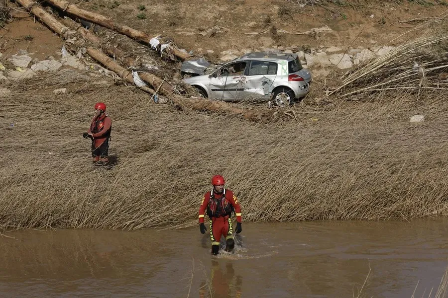 Miembros de la UME rastreando la Rambla del Poyo, en la localidad valenciana de Catarroja|Foto: EFE/Biel Aliño
