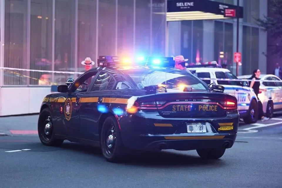 La Policía de Nueva York mientras atiende la emergencia causada por un tiroteo|Foto: EFE/Lloyd Mitchell