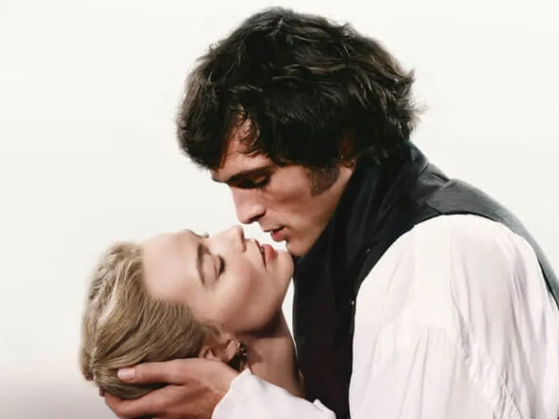 margot-robbie-y-jacob-elordi-protagonistas-pelicula-cumbres-borrascosas-2026|Foto: Warner Bros Margot Robbie y Jacob Elordi protagonizan 'Cumbres Borrascosas' en 2026. Análisis de la trama, el tráiler oficial y la polémica del casting de Warner Bros