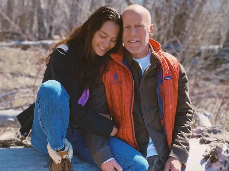 bruce-willis-emma-heming-estado-salud-2026|Foto: Hola.com/Emma Heming Willis Emma Heming revela la falta de conciencia de Bruce Willis ante su demencia. Descubre los detalles de su salud y la realidad de la anosognosia
