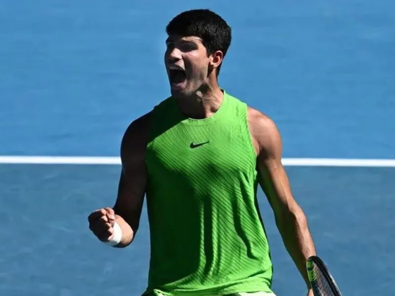 carlos-alcaraz-celebra-victoria-zverev-final-australia-2026|Foto: EFE/EPA/Joel Carrett Carlos Alcaraz alcanza su primera final del Abierto de Australia tras una épica victoria en cinco sets ante Zverev. El murciano superó calambres y vómitos