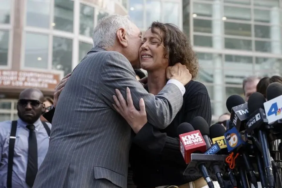 El abogado Mark Geragos y Anamaria Baralt, prima de Lyle y Erik Menéndez|Foto: EFE/EPA/Caroline Brehman/Pool